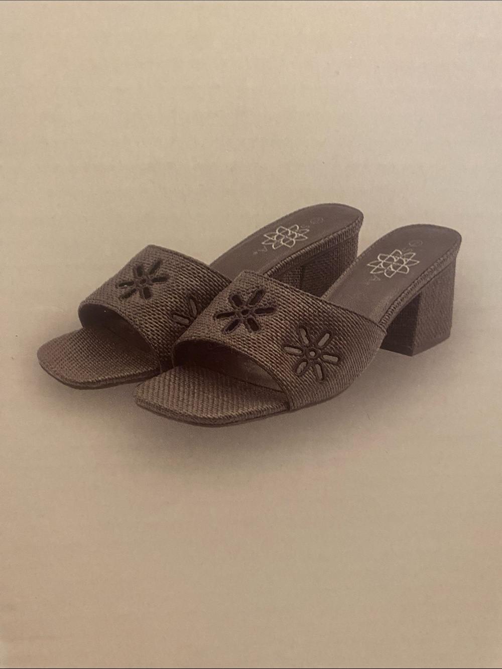Block heel shoes